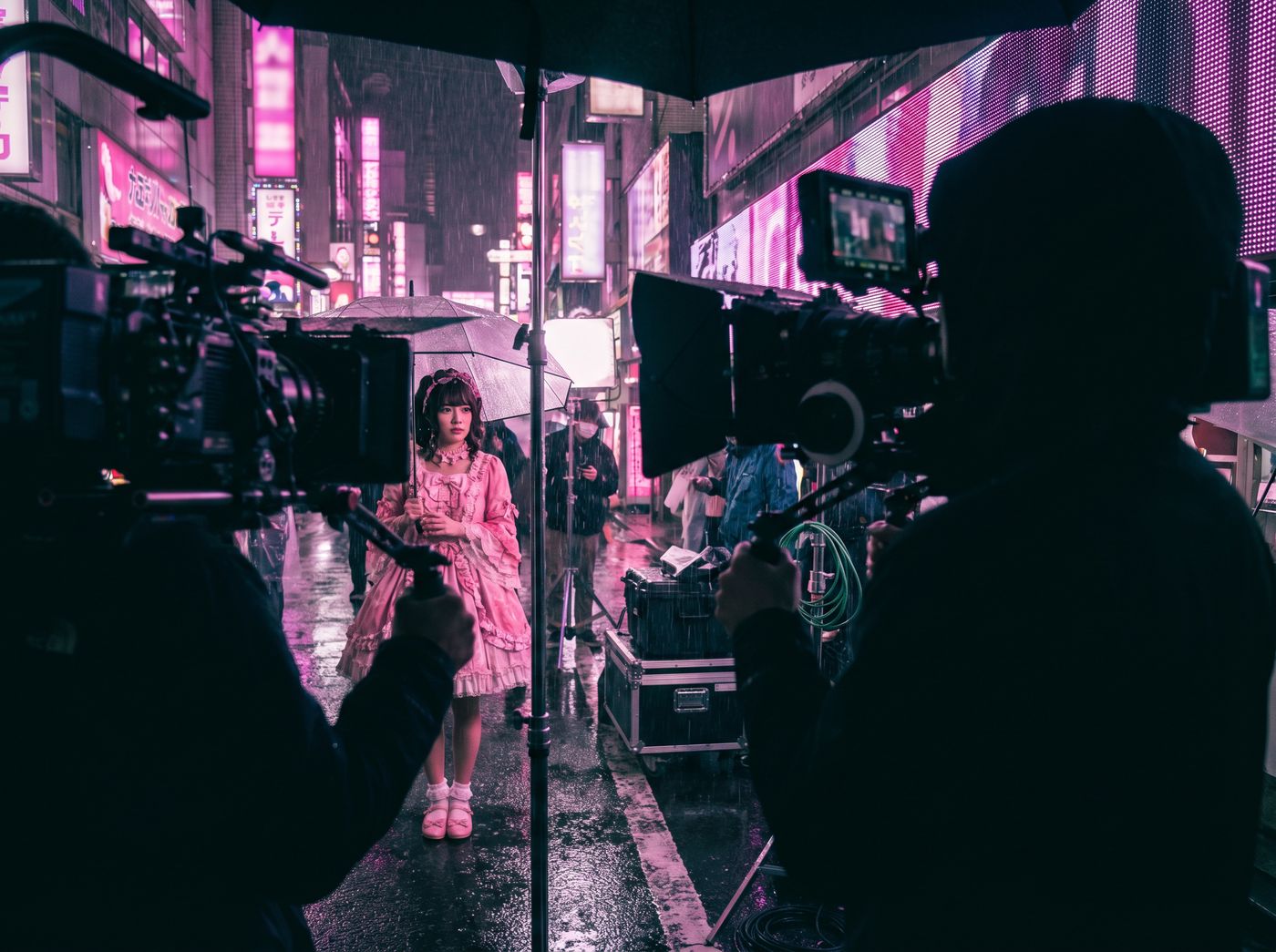 捷克街头 美少女写真视频《霓虹雨夜》4K封面